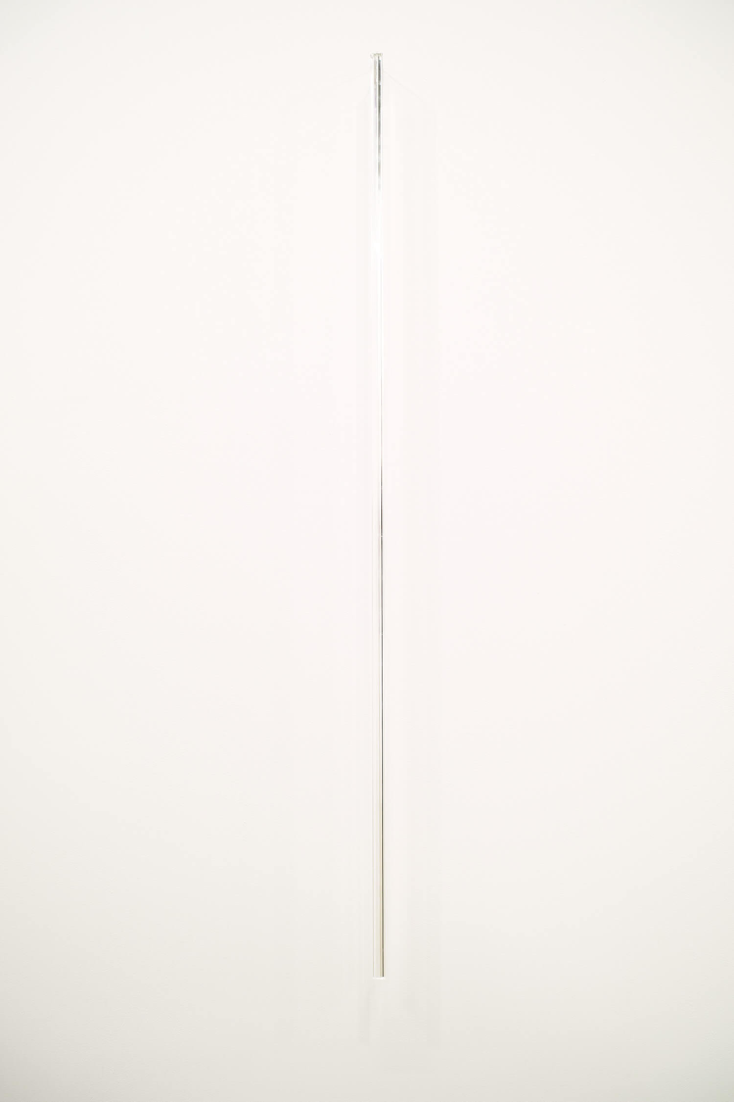池田啓子　untitled 140328_2　透明アクリル棒（三角柱）、真鍮　7 x 14 x 900 mm　2014