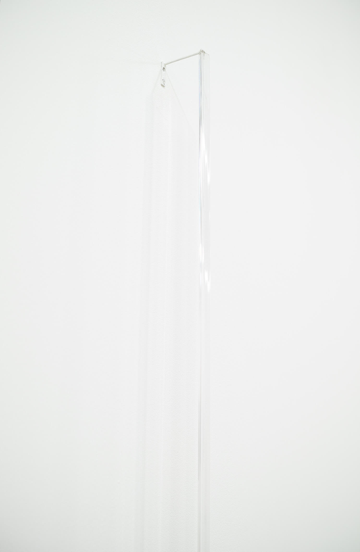 池田啓子　untitled 140328_2　透明アクリル棒（三角柱）、真鍮　7 x 14 x 900 mm　2014