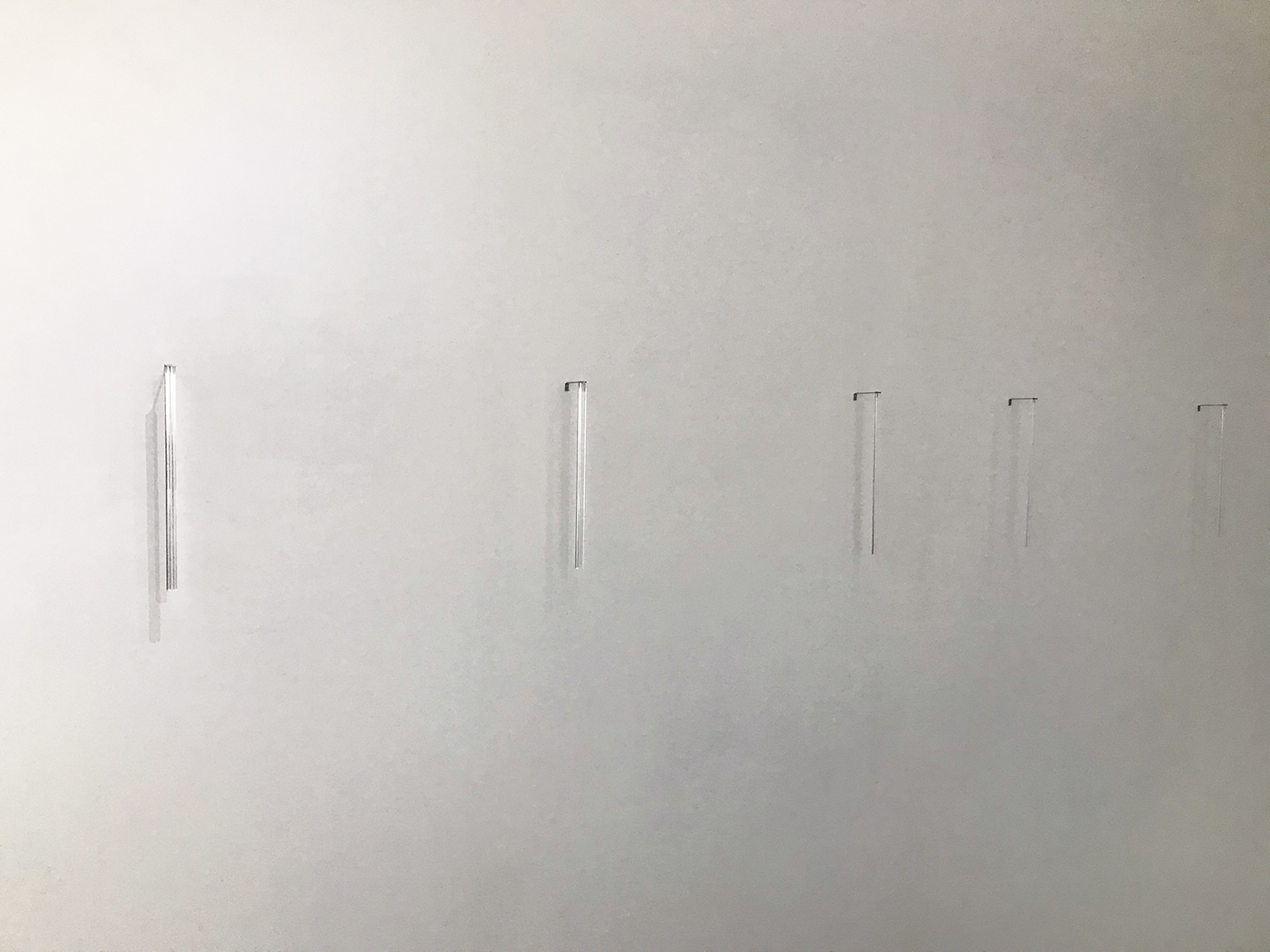 Installation view / 池田啓子｜KEIKO IKEDA<br>Untitled, clear acrylic (triangular prism), 14 x 7 x 300 mm, 60 mm (metal), 2022 each