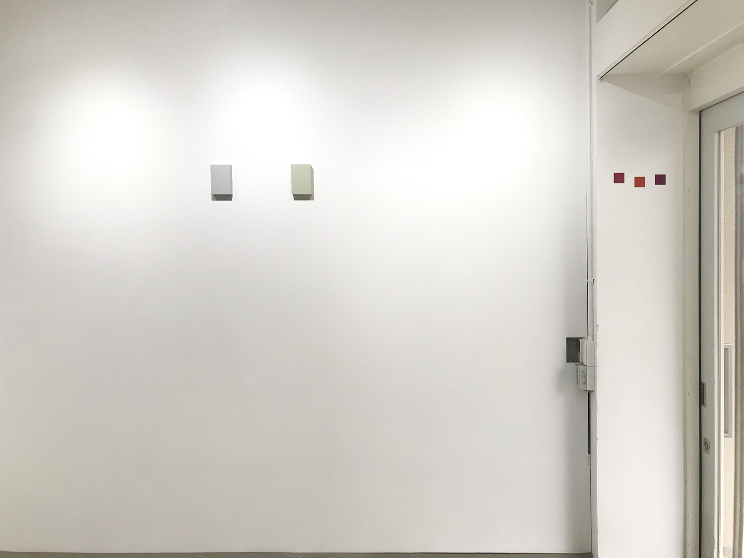 Installation View 1<br>越野潤｜JUN KOSHINO (left)　アンドレアス・カール・シュルツェ｜ANDREAS KARL SCHULZE (right)