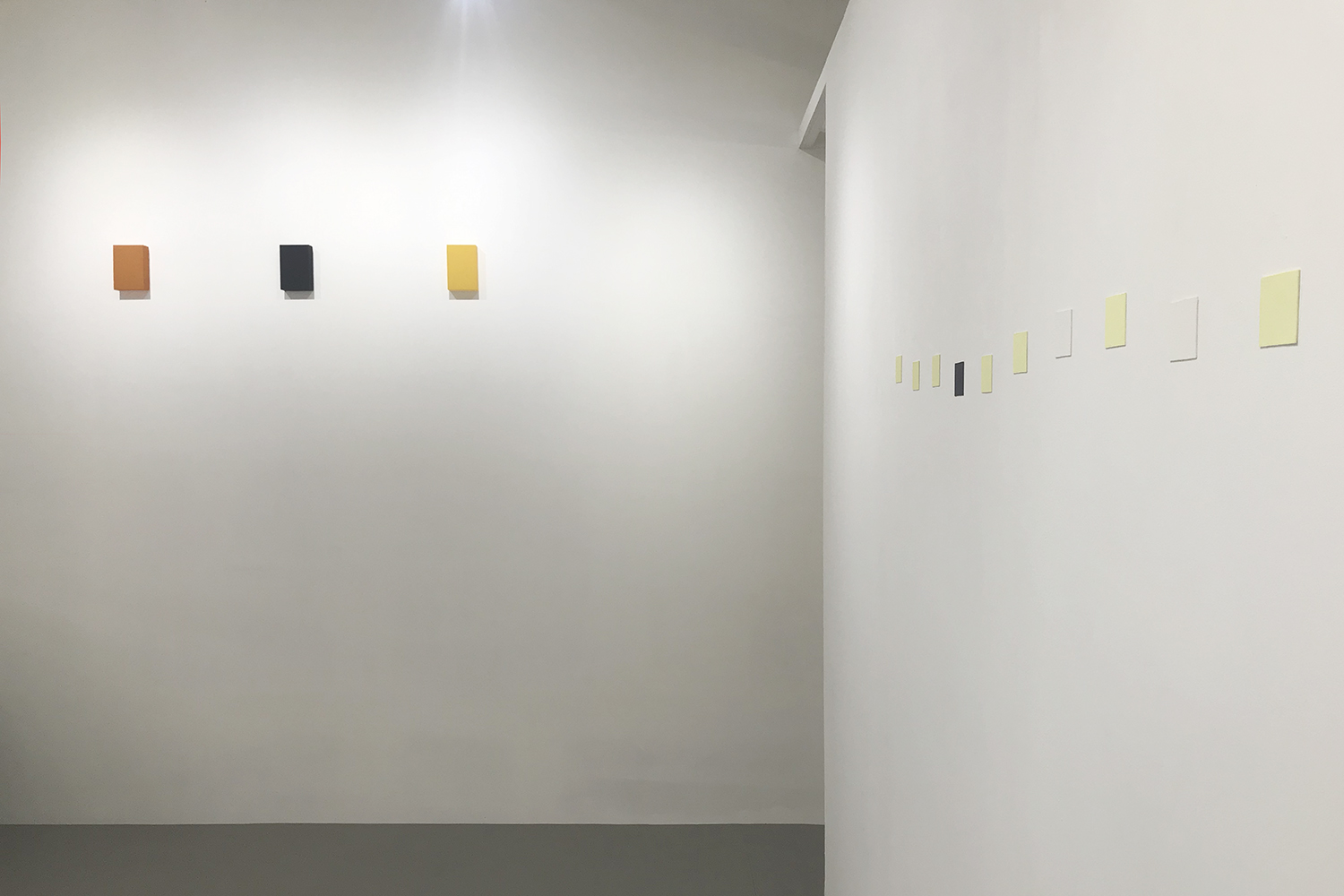 Installation View 3<br>越野潤｜JUN KOSHINO (left)　アンドレアス・カール・シュルツェ｜ANDREAS KARL SCHULZE (right)