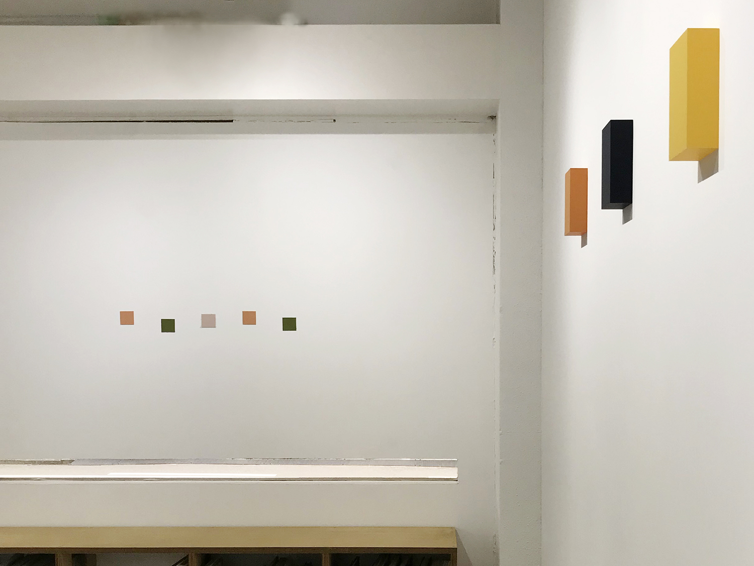 Installation View 4<br>アンドレアス・カール・シュルツェ｜ANDREAS KARL SCHULZE (left)　越野潤｜JUN KOSHINO (right)