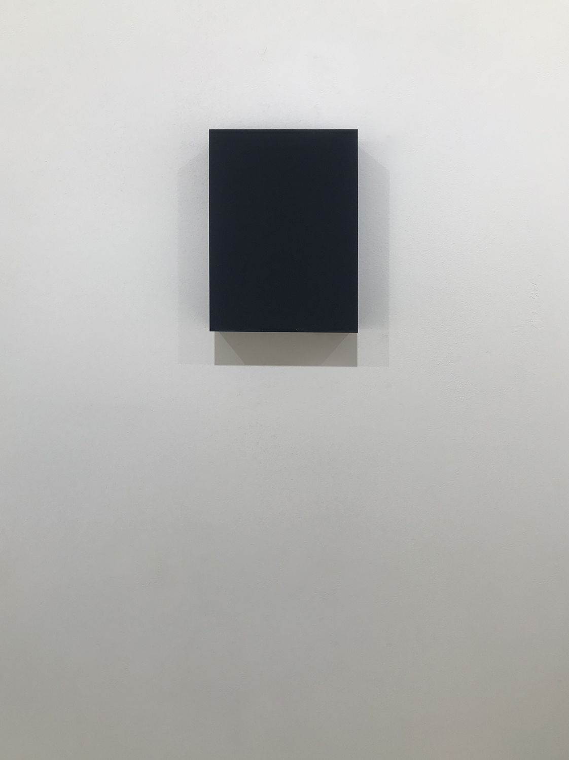 越野潤｜JUN KOSHINO<br>WORK16-3 (dark blue), silkscreen paint on perspex, 150 x 100 x 50 mm, 2016