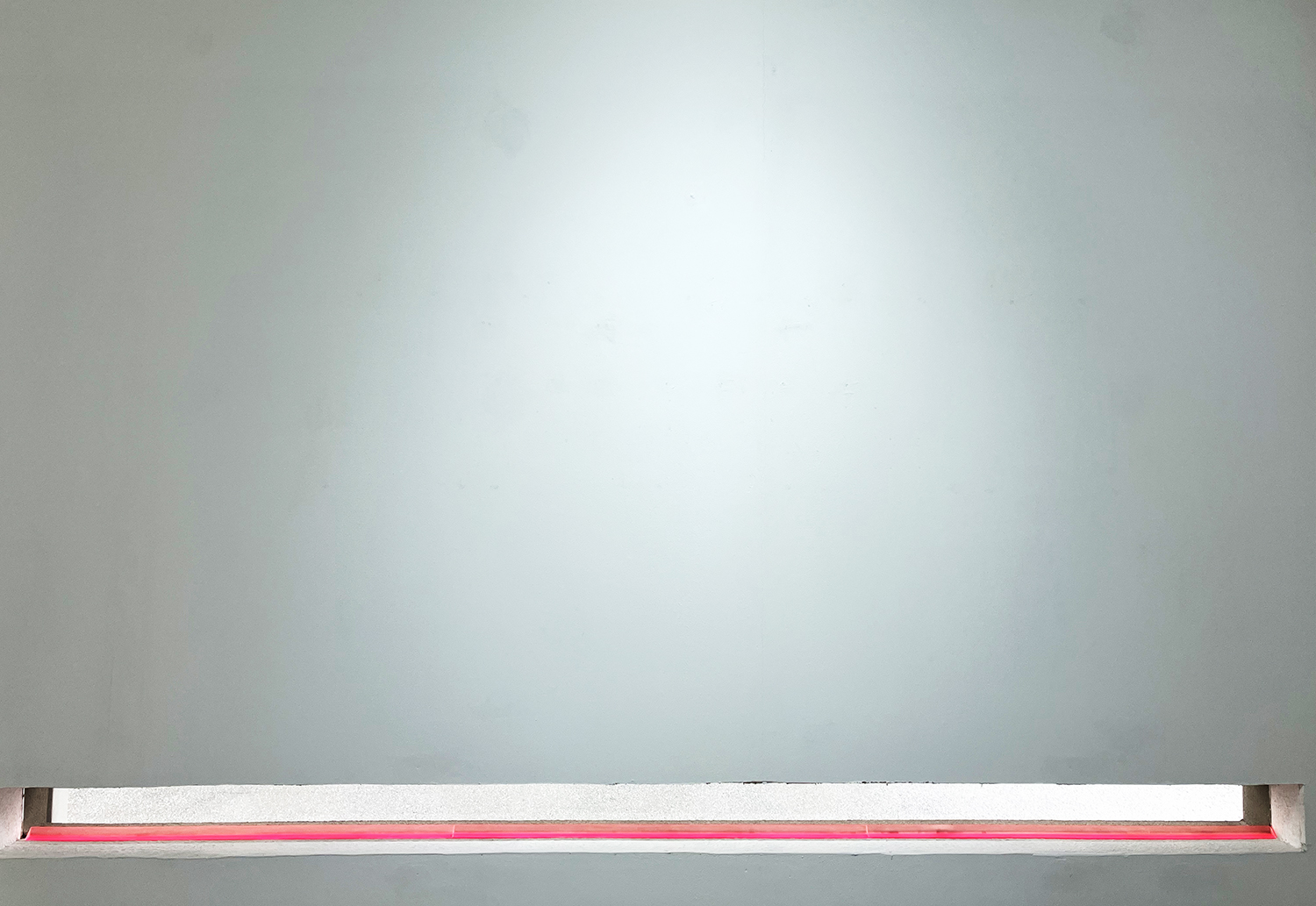 イロ｜Color, Silkscreen on triangular pyramid acrylic, 181.5 cm length, 2021