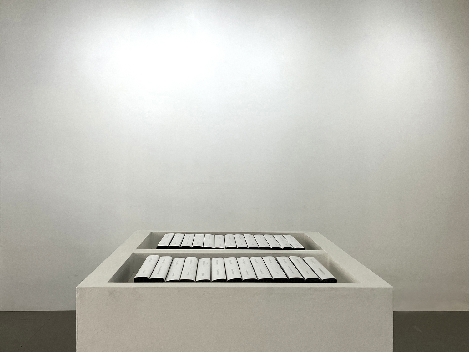 2 colors box, 45.5 x 45.5 x 92 cm, 1997<br><br>