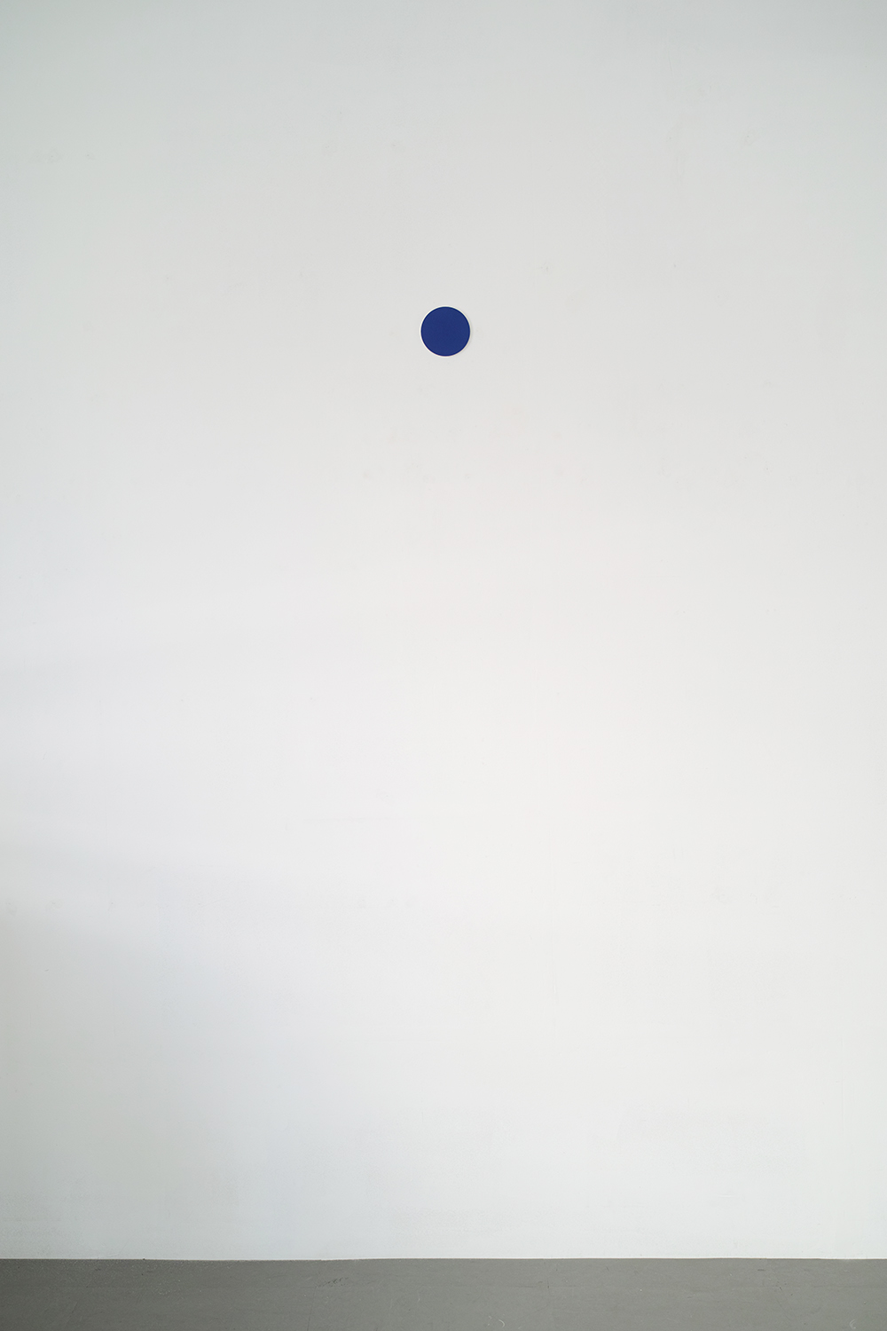 Point-blue, pigment and casein on aluminum, diameter:10 cm, depth:1 cm, 2006<br><br>