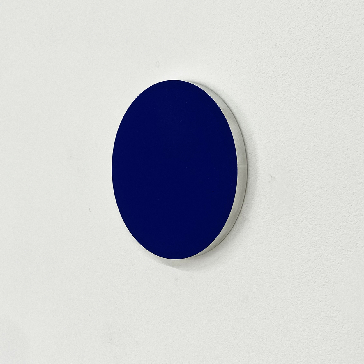 Point-blue, pigment and casein on aluminum, diameter:10 cm, depth:1 cm, 2006<br><br>