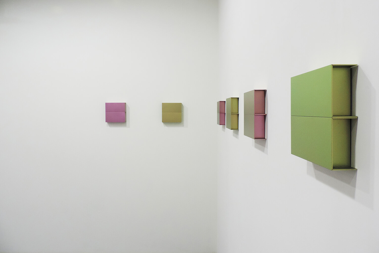 <b>桑山忠明 Tadaaki Kuwayama</b><br>Untitled-Titanium (2 colors #104, #110)<br>Set of 6 pieces: 20 x 20 x 5 cm each<br>2013