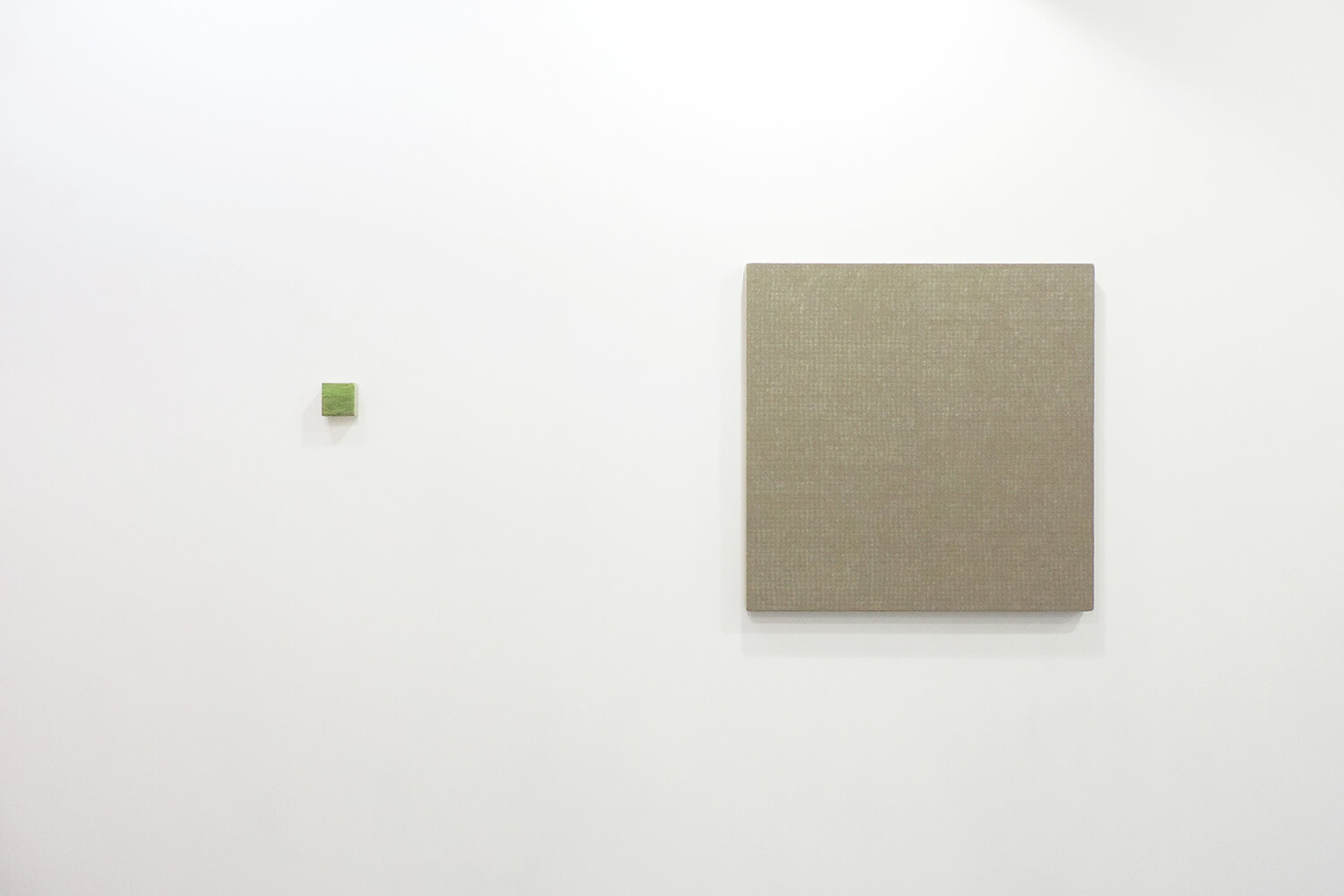 <b>川井昭夫 Akio Kawai</b><br>麻布 Hempen Cloth-square 09-1, 2009（right）<br>Photo-painting 夏草図140714-2, 2014（left）