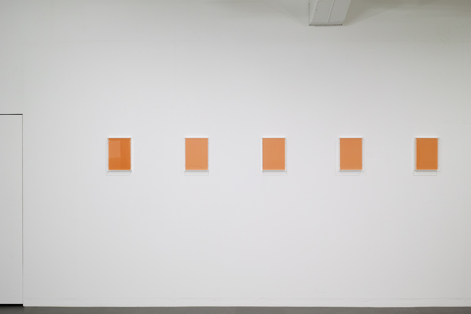 <strong>Untitled Orange</strong><br>紙、アクリルボックス、木材、紫外線　22x30.7x5.4cm each（set of 14）　2018