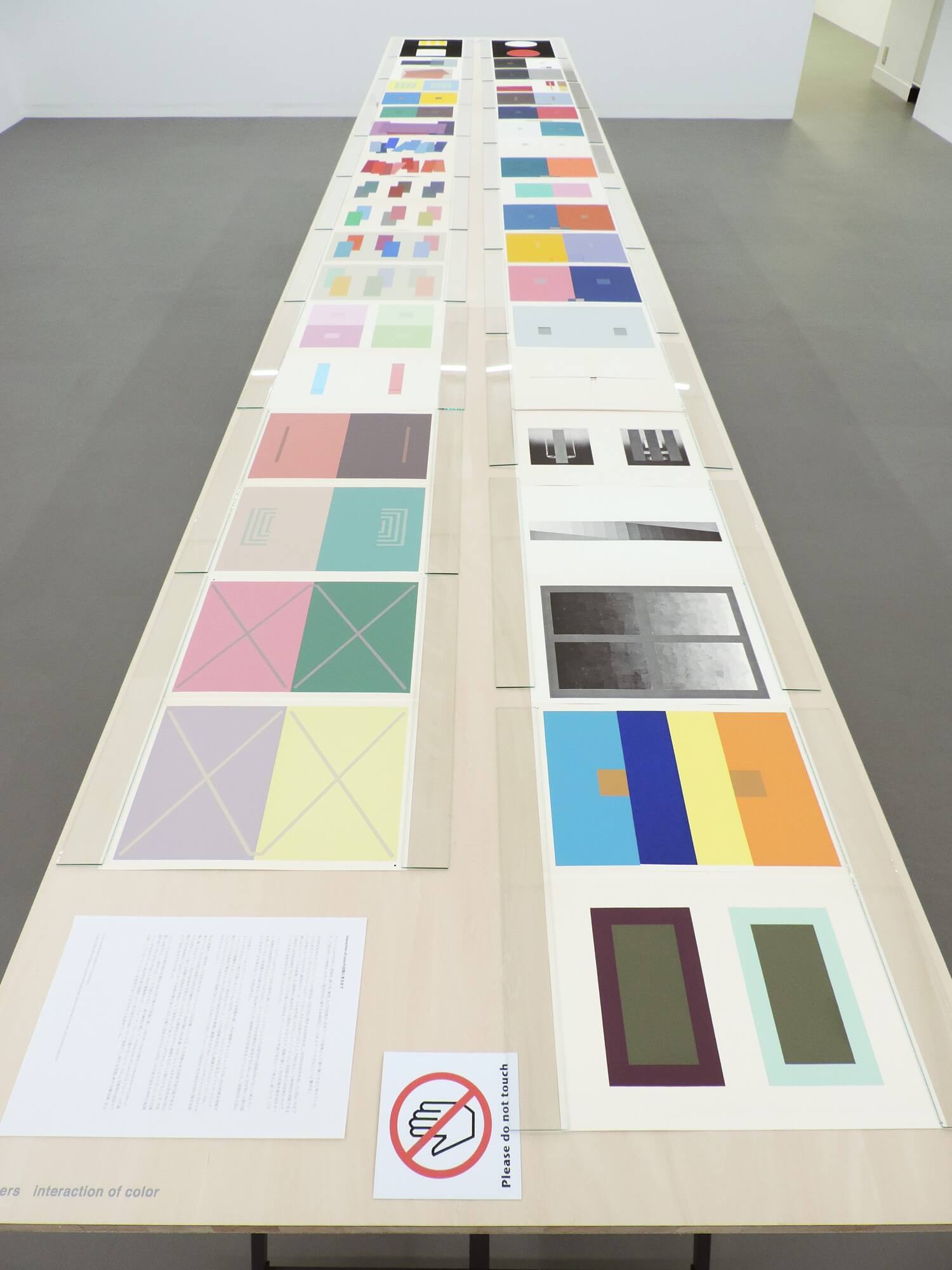 Josef Albers<br>interaction of color80 / silkscreens, 33 x 25.5 cm, 1963ケースサイズ, 37 x 28 x 14.5 cm