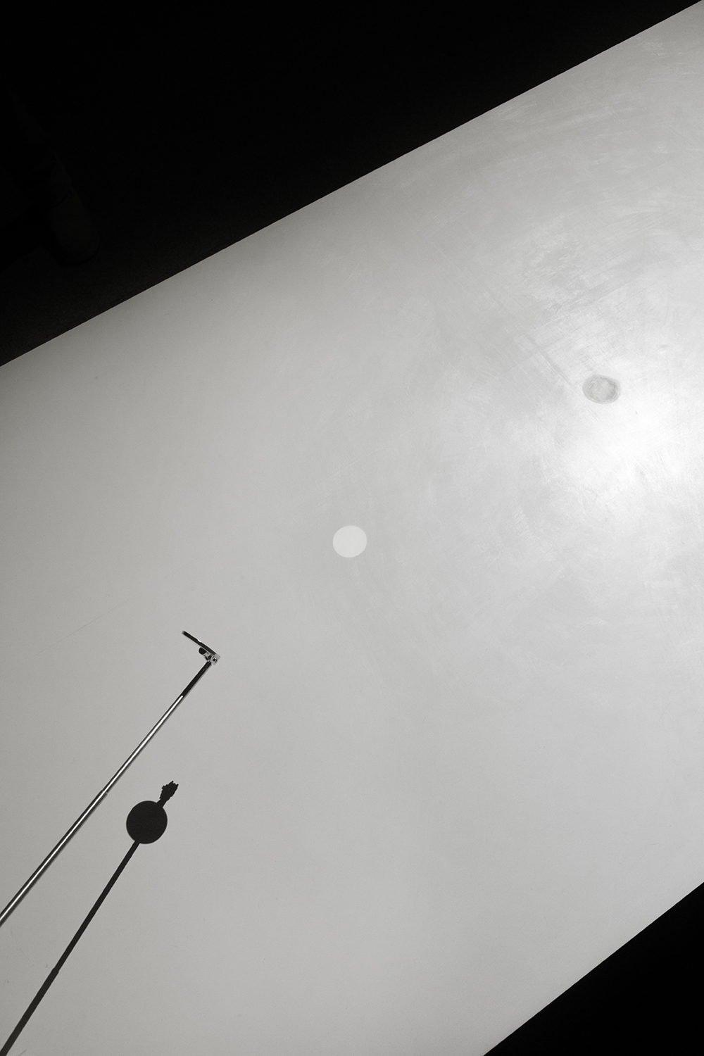 <b>月の机（部分）｜table of moon :part</b>　鏡、スチール、白蝋、木｜mirror, steel, white wax, tree　2014