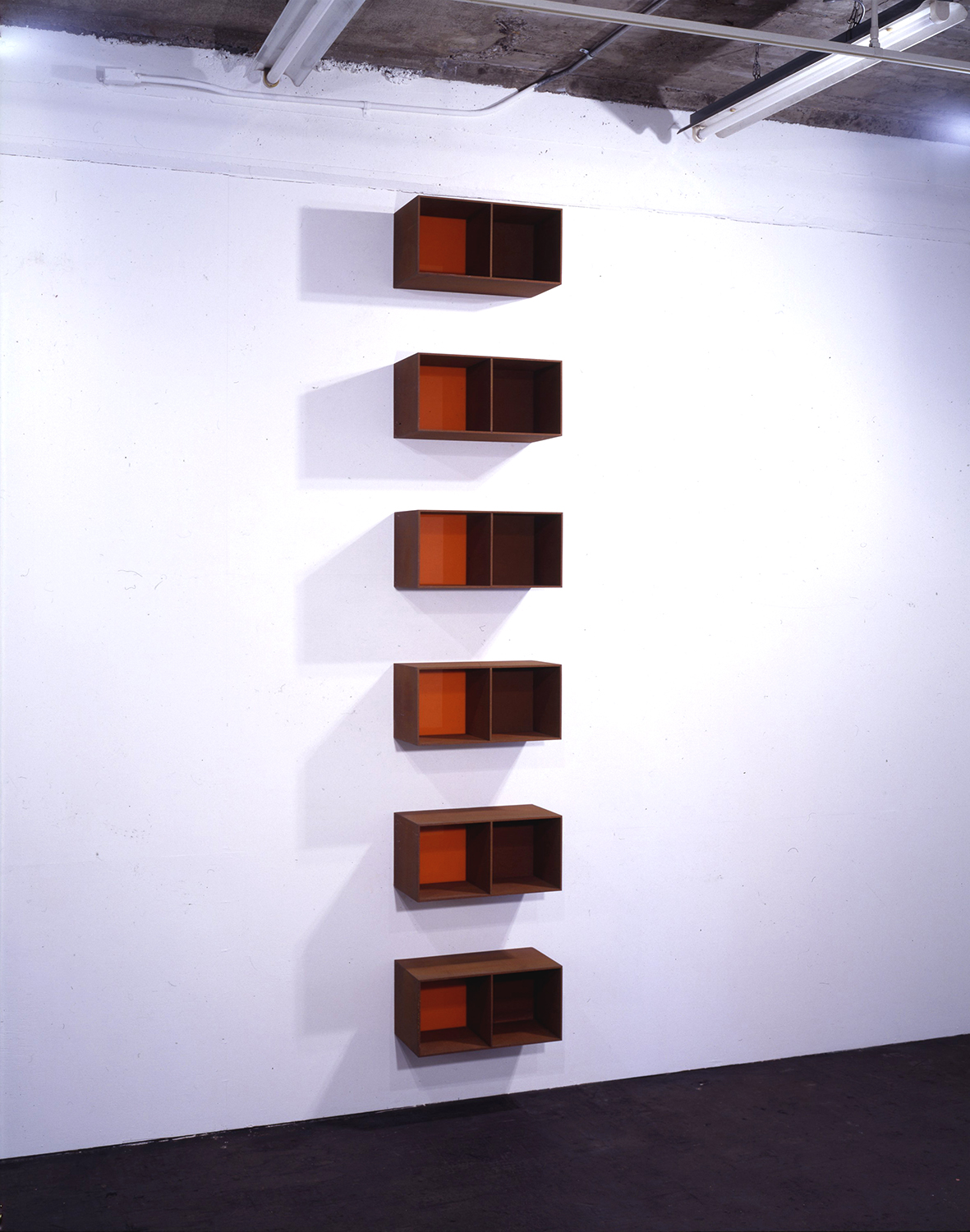 Untitled 1991｜cor-ten steel with black plexiglass (6 units)｜25 x 50 x 25 cm each