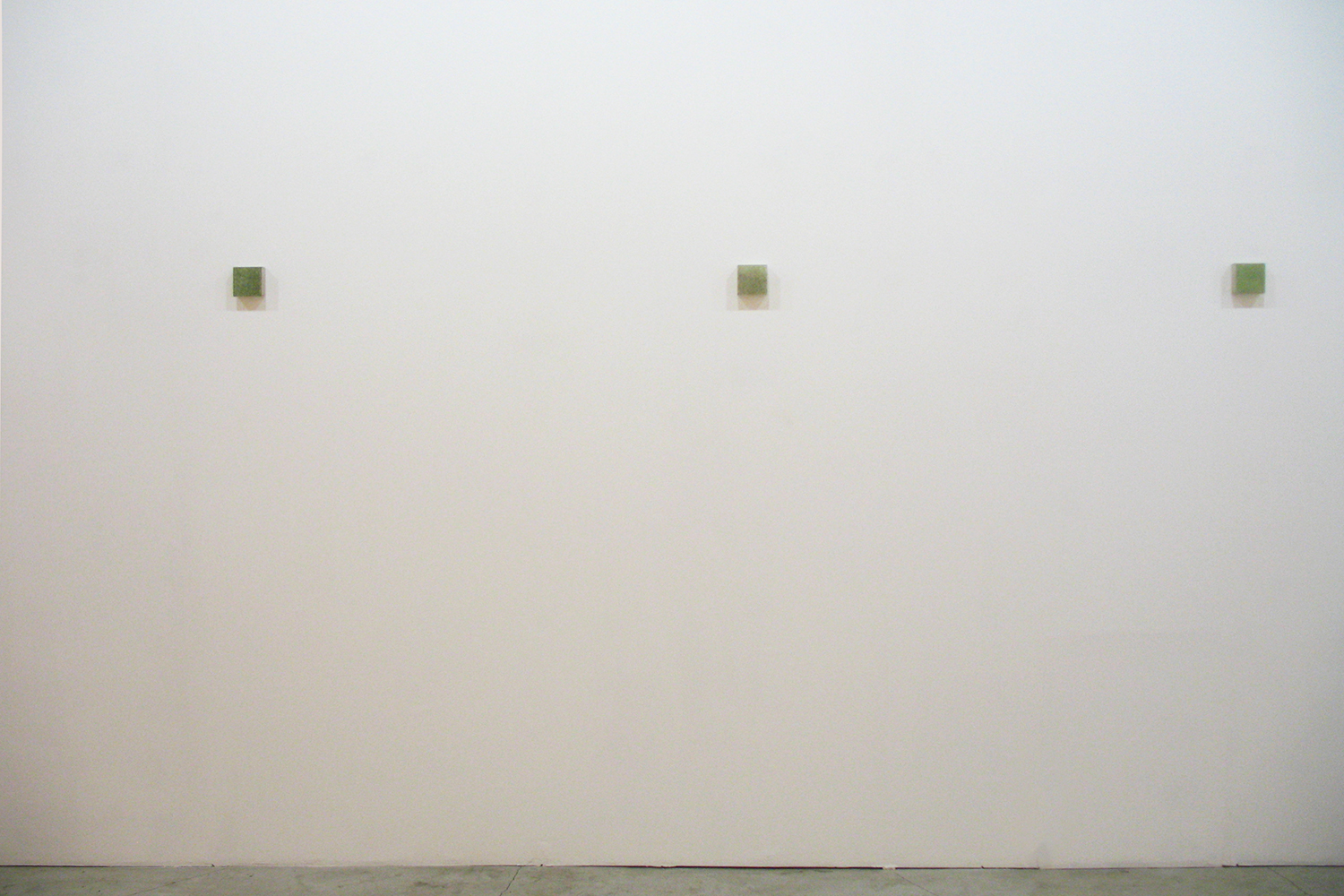 Installation view<br>Photo-painting 草上のかおり｜Scent on the grass - series｜7.5 x 7.5 x 3 cm｜Oil on FRP, mixed media｜ 2009 each