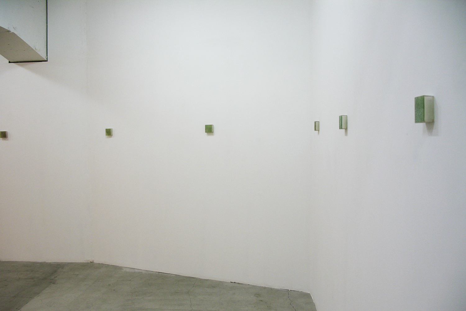 Installation view<br>Photo-painting 草上のかおり｜Scent on the grass - series｜7.5 x 7.5 x 3 cm｜Oil on FRP, mixed media｜ 2009 each