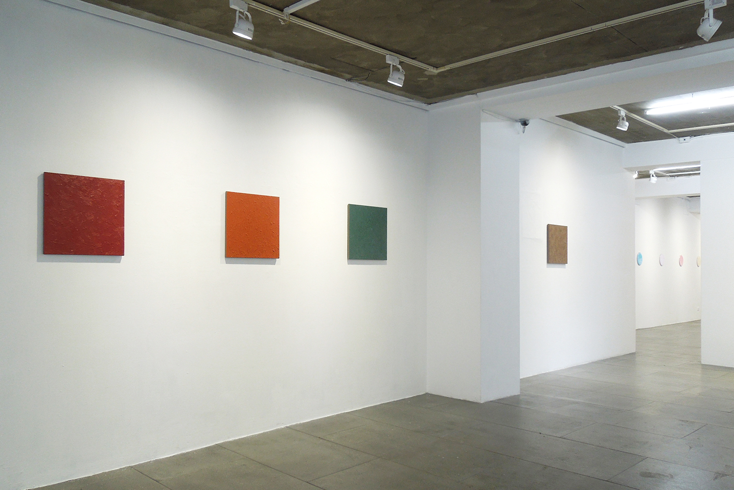 Installation View: Untitled-Kabairo (蒲色）｜Untitled-Kasshoku (褐色）｜Untitled -Fukamidori (深緑） (from left)<br>Untitled-Ebiiro (海老色）｜Oil on canvas｜455 x 455 x 20 mm｜2016 each