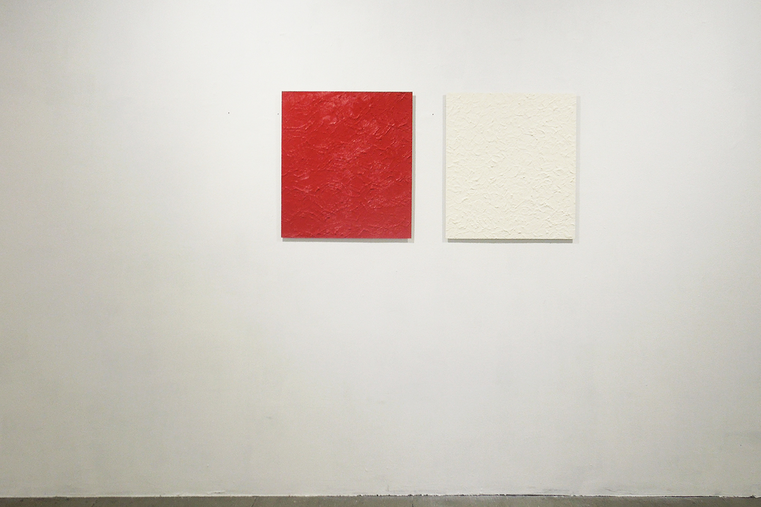 Untitled-Shinku（深紅）(left)｜Untitled-Nyuhakusyoku（乳白色）(right)｜Oil on aluminum｜606 x 500 mm｜2014 each