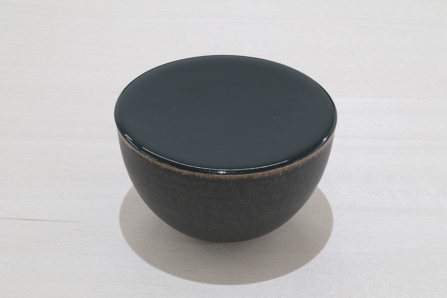 ゆるやかな平面・R／Gently curved surface｜Artificial lacquer with vessel by Saiko Fukuoka｜112 x 112 x 70 mm｜2019<br>¥50,000-100,000