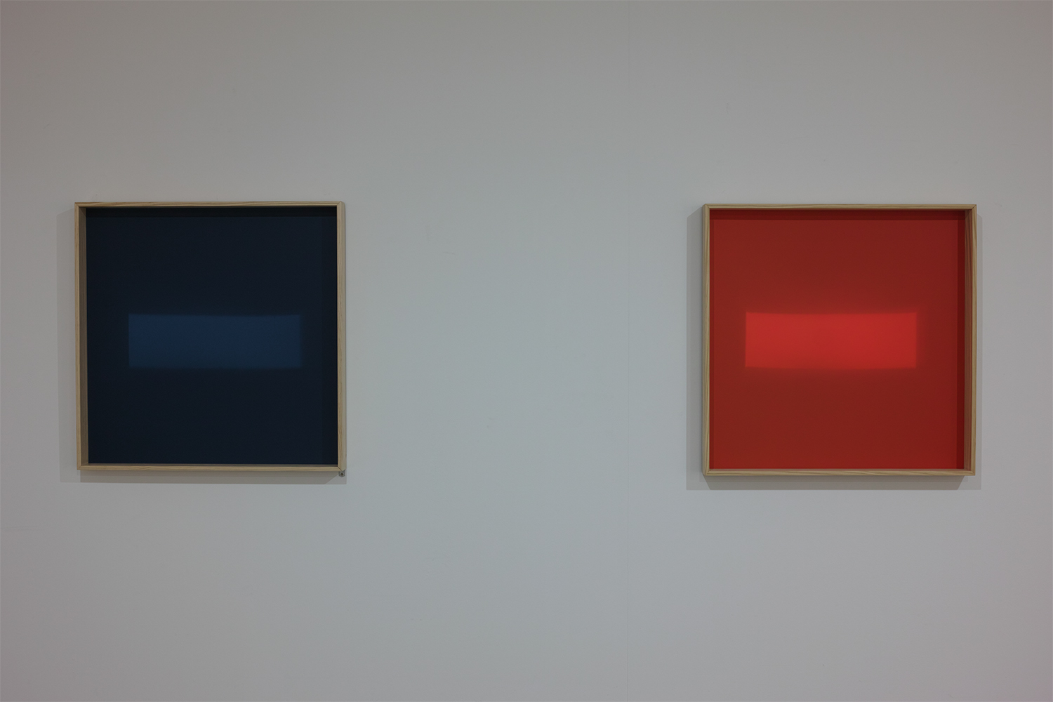 Beneath Daylight Ⅱ（left｜Beneath Daylight Ⅲ（right）｜wood frame, acrylic, light｜62×62×6cm｜2016
