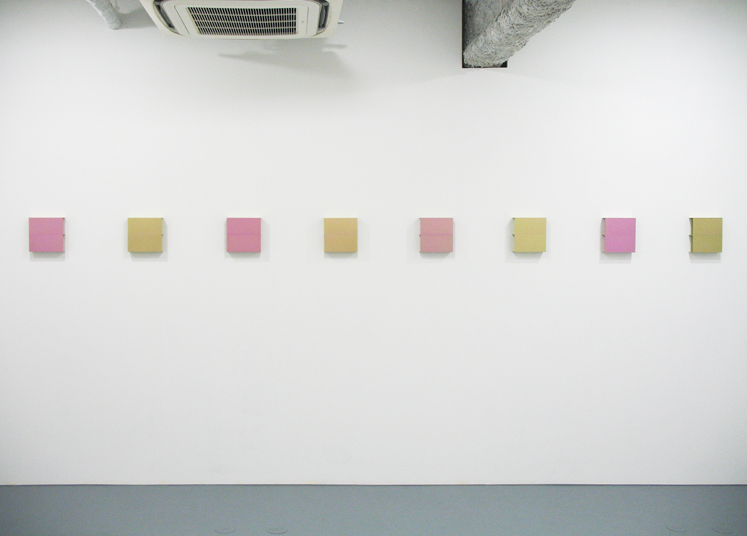 桑山忠明 Tadaaki Kuwayama<br>Titanium - pink & pale pink<br>a set of 8 pieces　20 x 20 x 5 cm each<br>2013