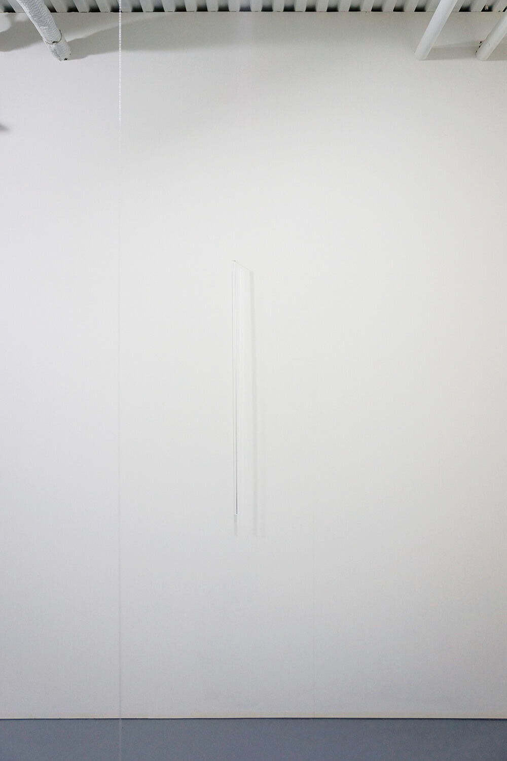 池田啓子 Keiko Ikeda<br><strong>untitled 140328</strong><br>
Transparent acrylics stick (triangular prism), Brass　7×14×1010 mm　2014（right）<br>
<strong>untitled 140226</strong><br>
Nylon string　φ1 mm, variable（H）（left）