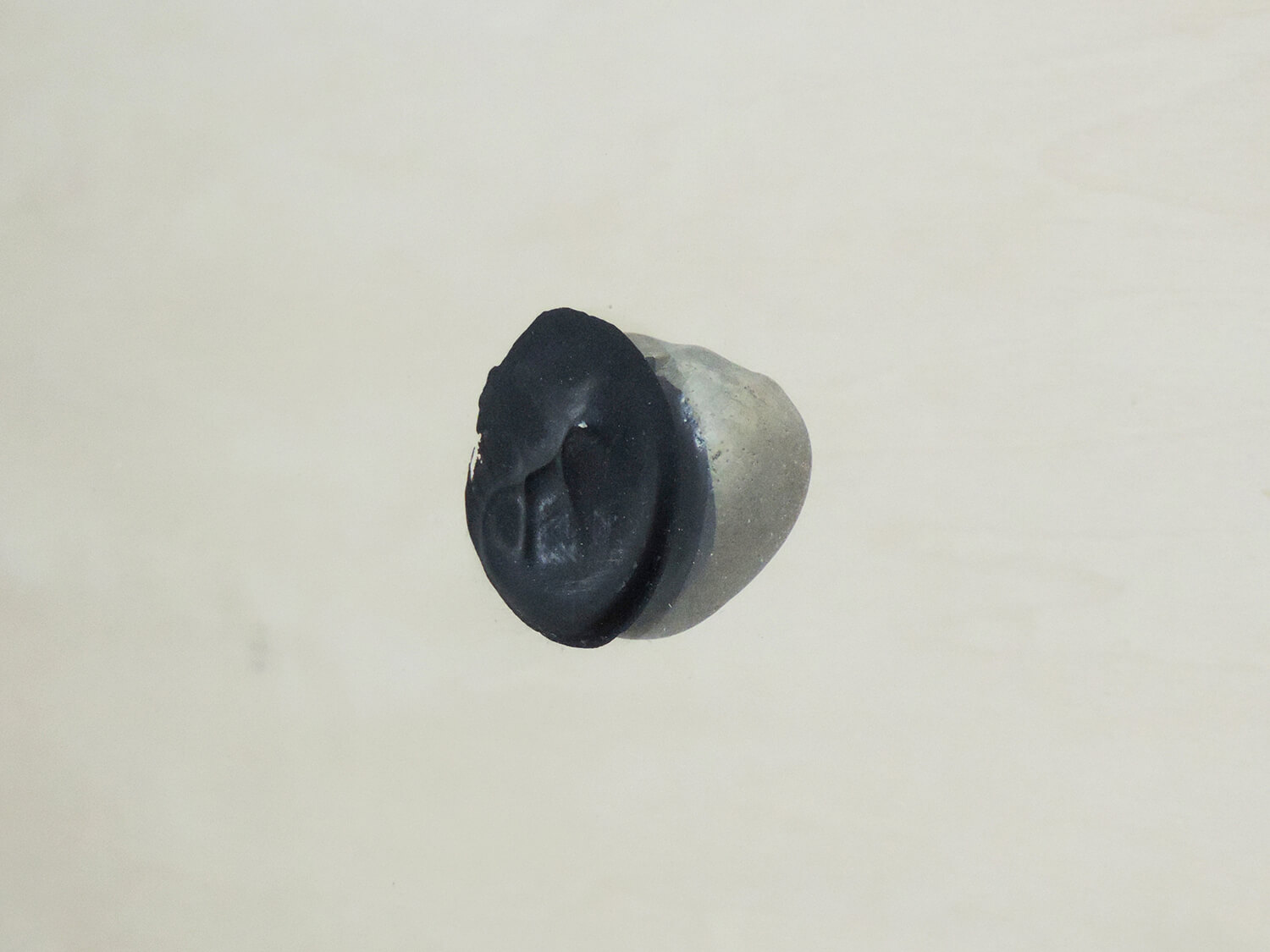 <b>BLACK PAINT -AIR</b><br>Acrylic, stone, glass, wood　45.9 x 47.6 x 9.7 cm　1980
