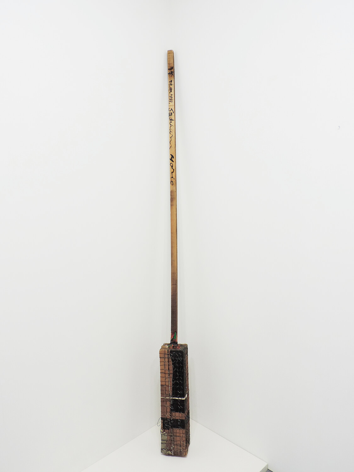 <b>Music / 音楽</b><br>Acrylic on wood, wire, rope, metal, cloth, nails　199.5 × 12 × 13 cm　1985