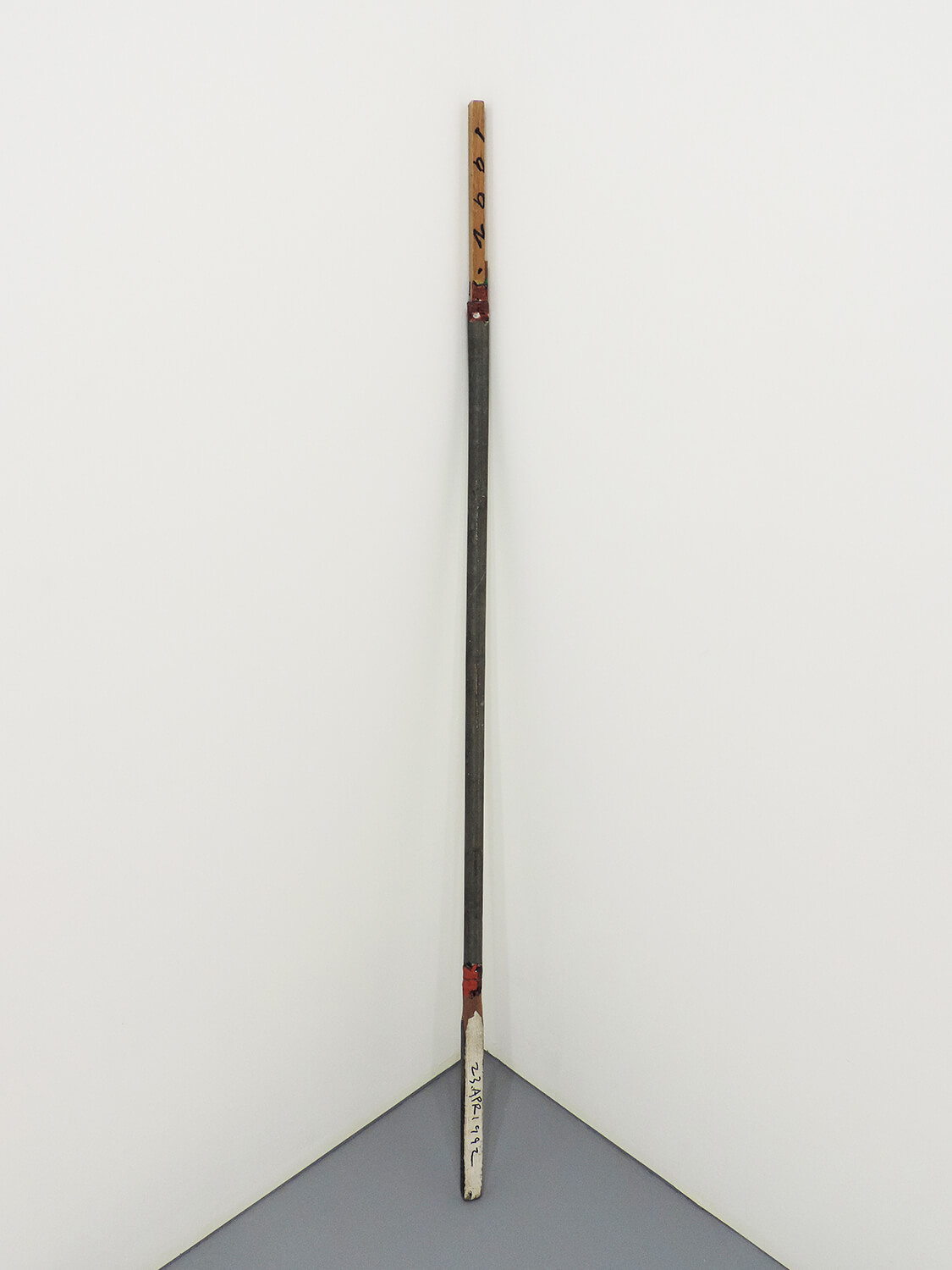 <b>Untitled</b><br>Acrylic, iron, wood　141.5 x 2.7 x 2.6 cm　1992