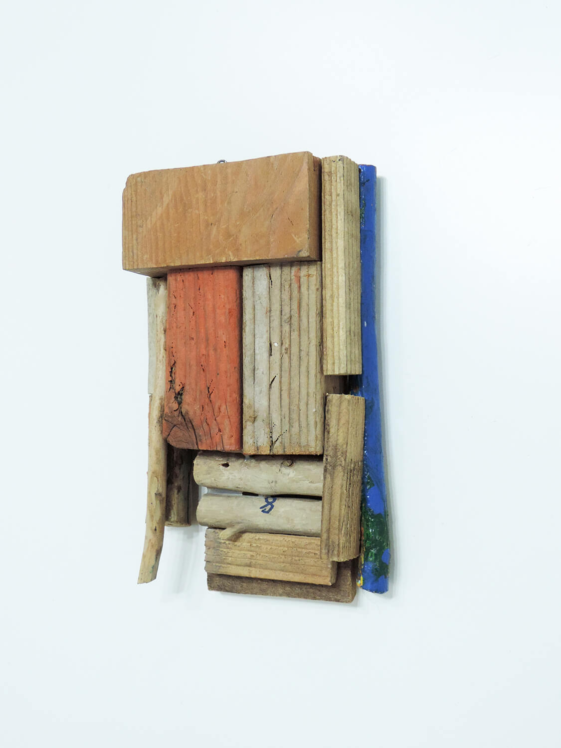 <b>Untitled</b><br>Acrylic on wood　47.3 x 21 x 10.5  cm　1998