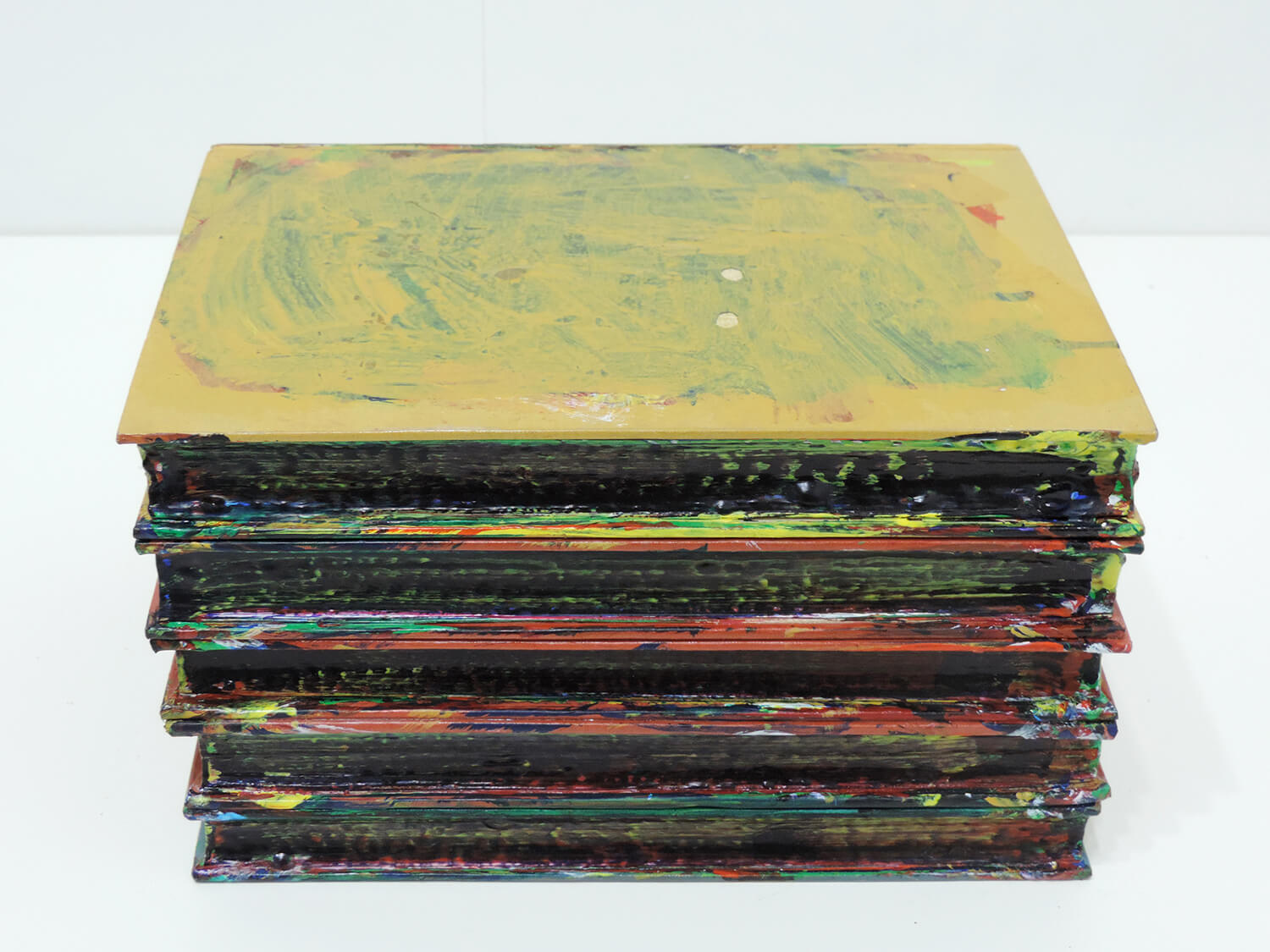 <b>Untitled</b><br>Acrylic on books　22.4 × 15.5 × 13.2 cm　2004
