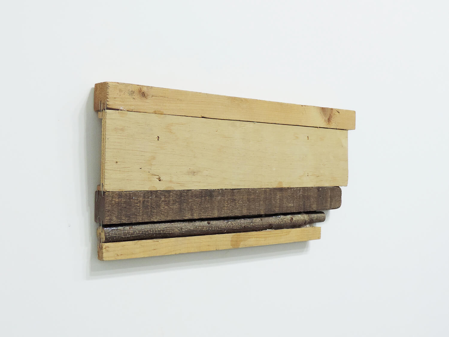 <b>Trusim (Music painting) / あたりまえのこと（音絵）</b><br>Wood and staples　43 x 19 x 3  cm　2004