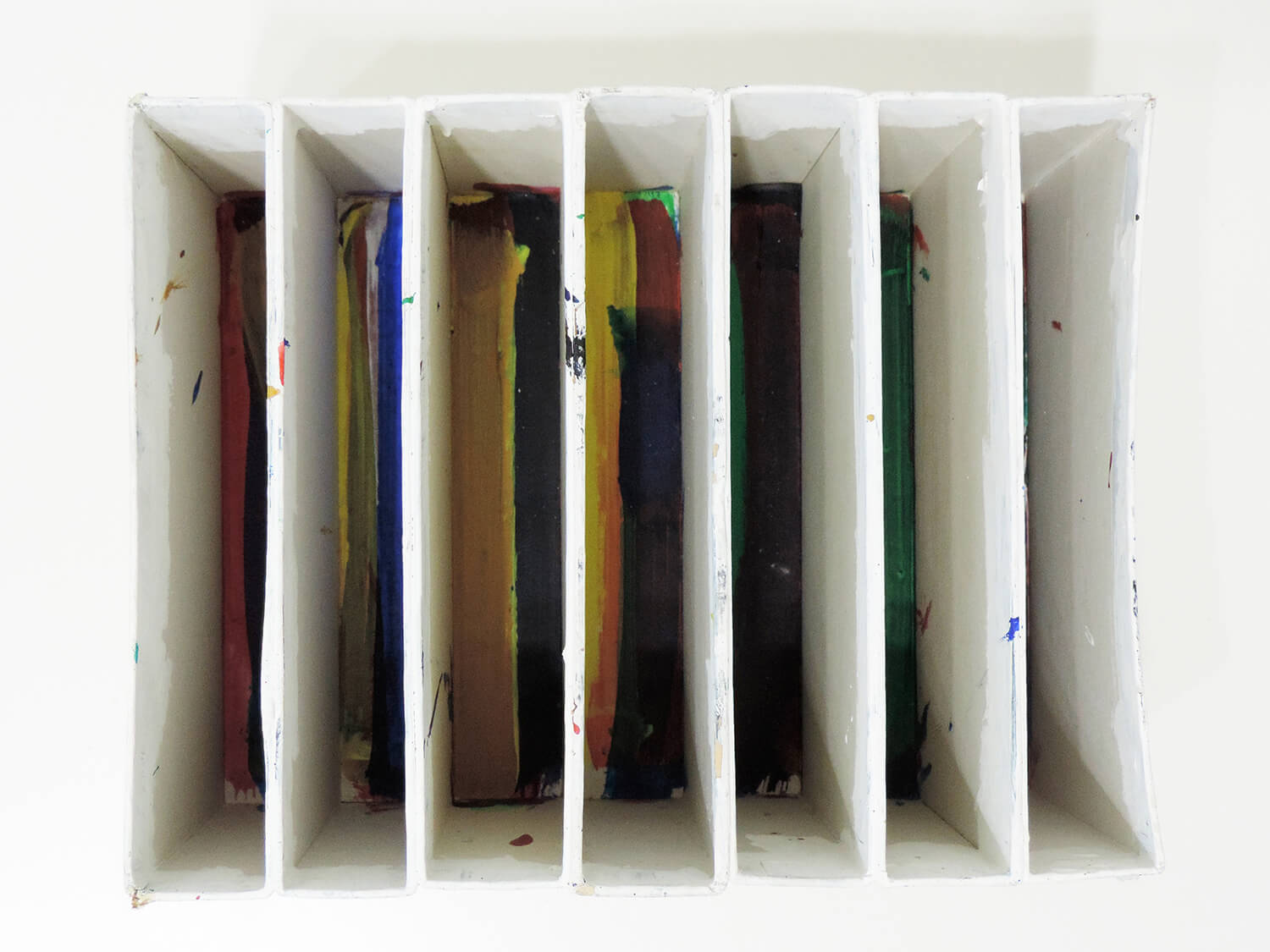 <b>hako</b><br>acrylic paint, book cases　24.5 × 18.7 × 13.5 cm　2010