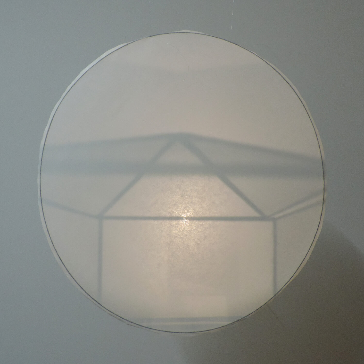 <b>inside</b><br>ガラス、鉄、アクリル、照明、針金、和紙<br>φ11 x 2 cm　2017