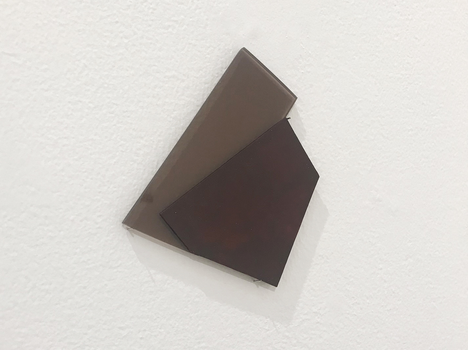 　　　Untitled, Brown acrylic board, acrylic board, acrylic, 90 × 76 x ４ mm, 2020