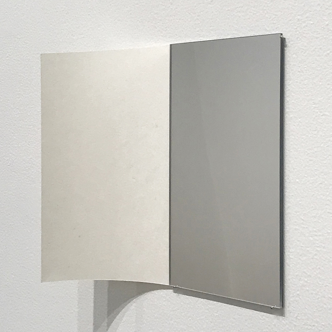 　　　Untitled, Acrylic mirror, Japanese paper, 217 × ２ × 190 mm, 2020