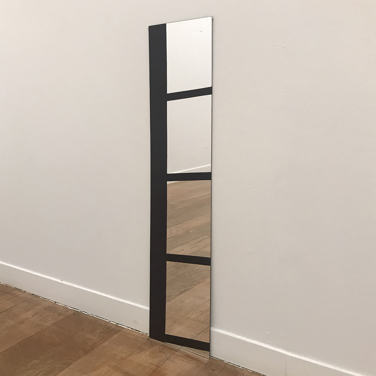 　　　Untitled, Acrylic on acrylic mirror, 760 x 150 x 2 mm, 2018